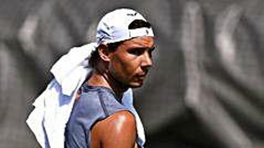 Rafa Nadal entrena en las pistas de Wimbledom.