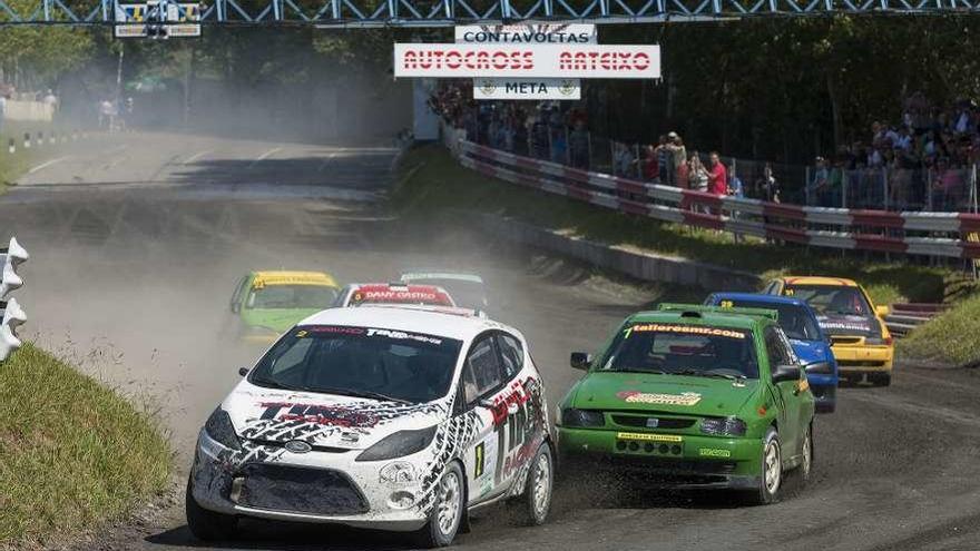 Coches durante su participación en una prueba del autocross Arteixo.