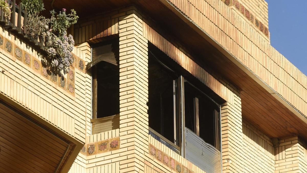 Así se la ventana del domicilio del exalcalde de Ayerbe tras el incendio.