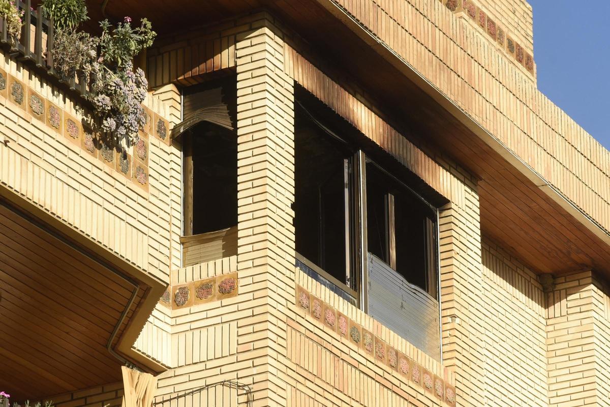 Así se la ventana del domicilio del exalcalde de Ayerbe tras el incendio.