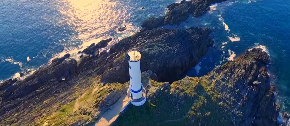Los faros de Cabo Home aparecen en la obra.