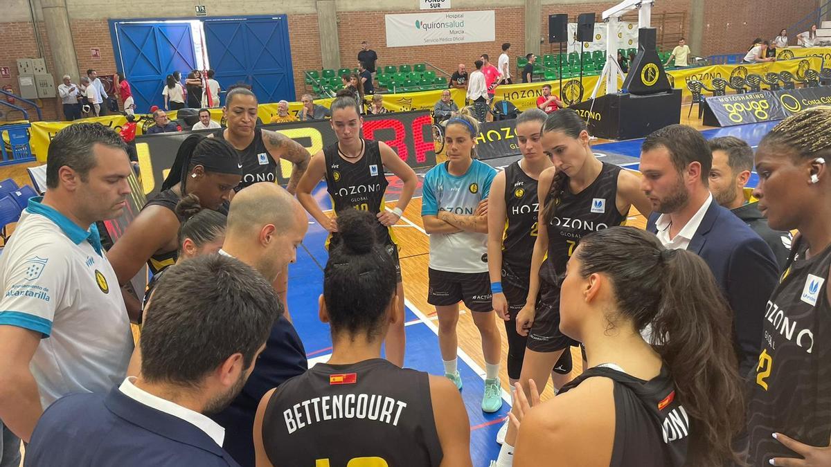 Jugadoras de Jairis, concentradas durante el encuentro