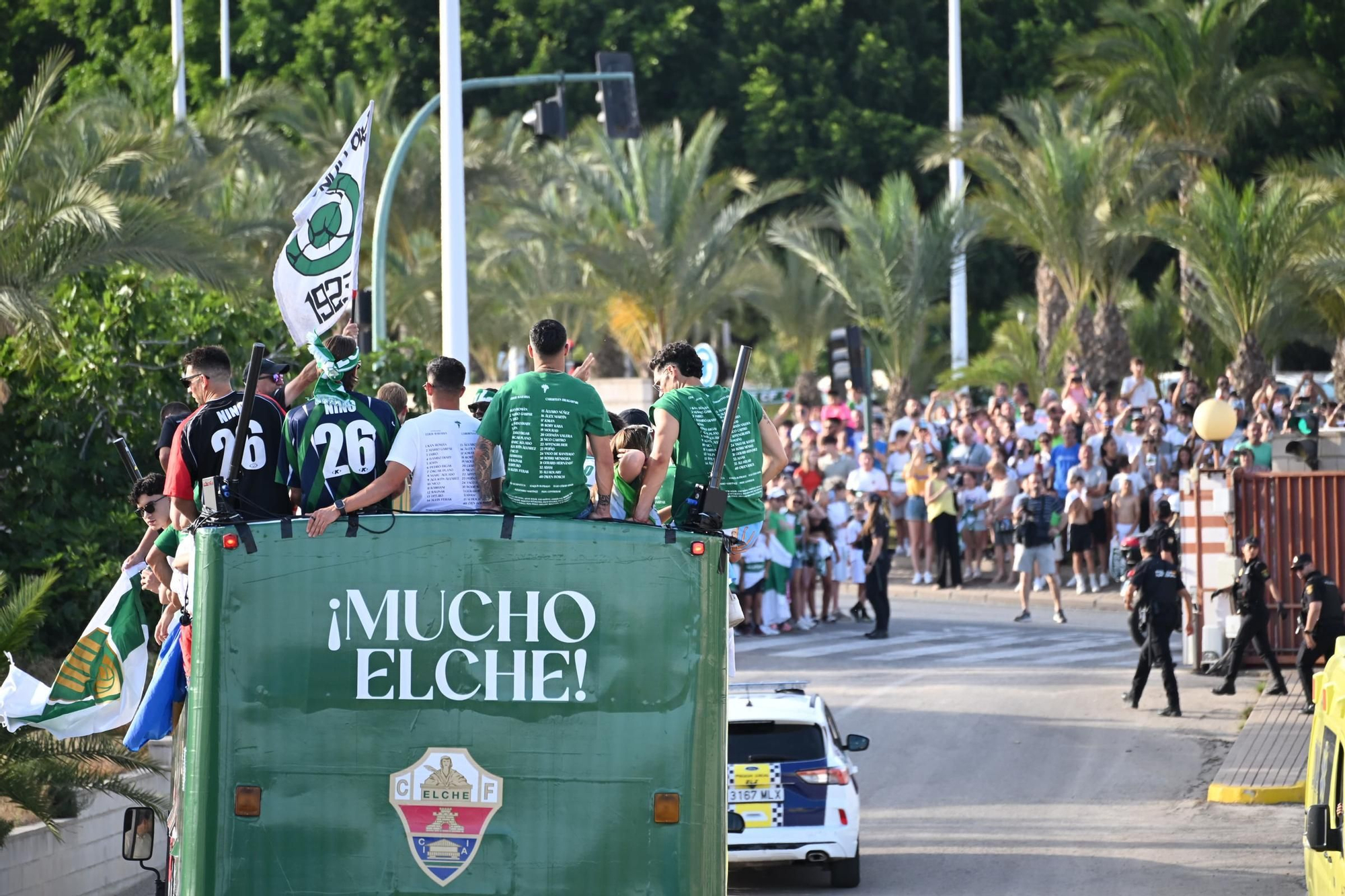El Elche CF celebra el ascenso a Primera con una rúa en autobús hasta la Plaça de Baix