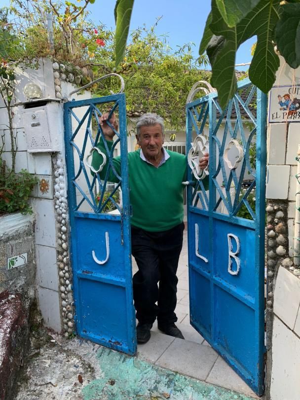 José Luis Barros en la entrada de su domicilio.