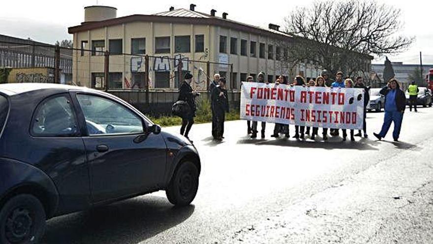 Protesta en 2018 del alumnado del centro de Guísamo para exigir la pasarela.