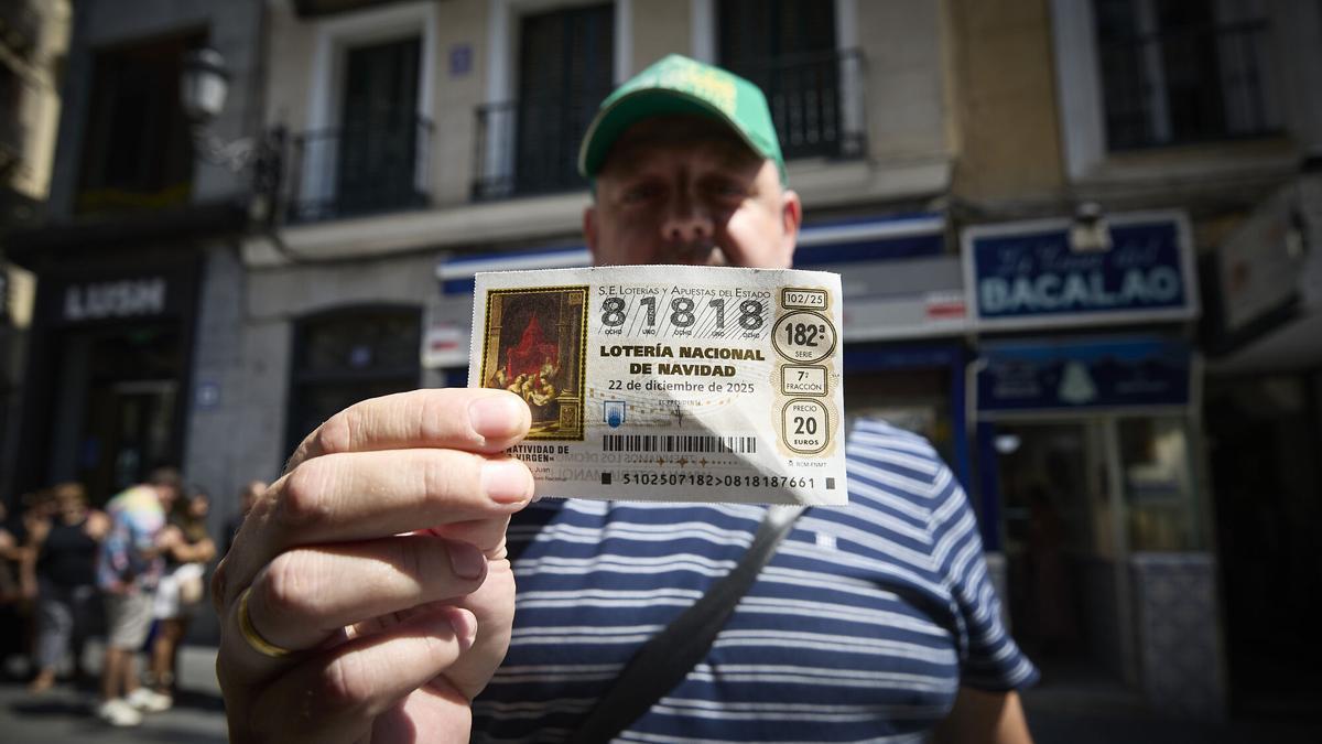 Compradores de loteria en la administración de loterías ‘Doña Manolita’, a 22 de agosto de 2025, en Madrid.