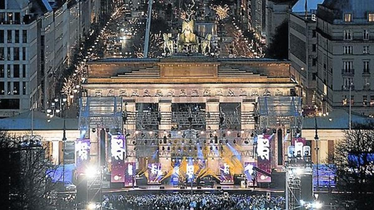 El Arco de Triunfo, reloj iluminado Pirotecnia a orillas del Támesis Concierto en los Foros Imperiales Puerta de Brandeburgo a reventar_MEDIA_1