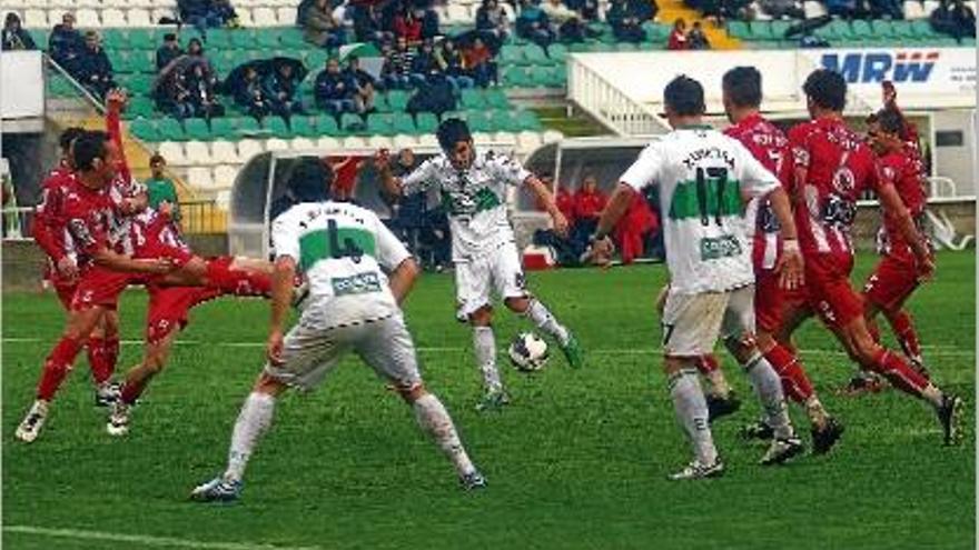 L&#039;Elx, malgrat intentar-ho, va ser incapaç de superar la defensa del Girona, molt sòlida durant tot el partit.