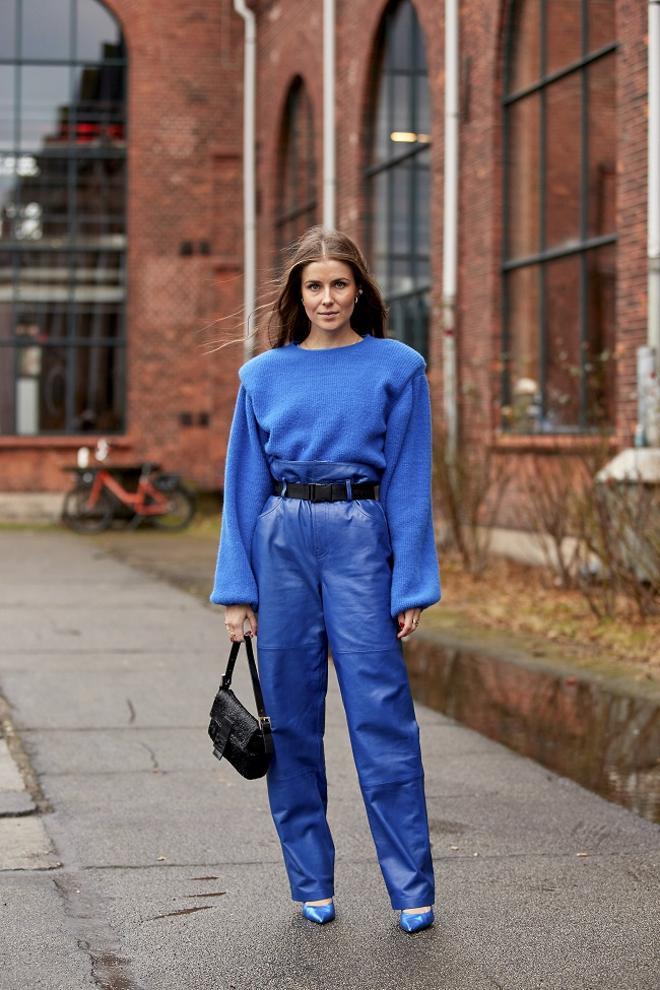 'Total look' en color azul para el Blue Monday, visto en el 'street style' de Copenhague