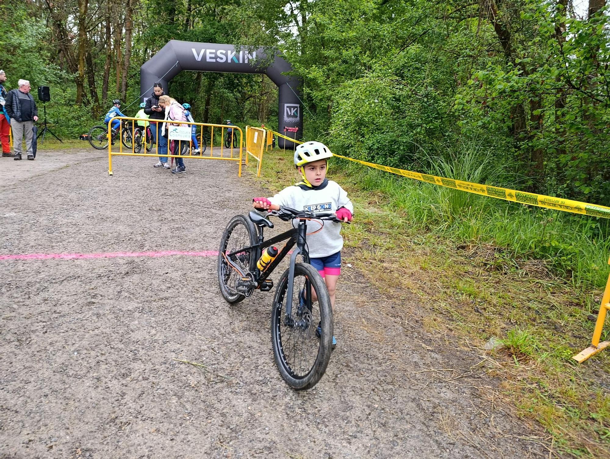 Las jóvenes promesas del ciclismo pedalean en Santa Marina, Siero