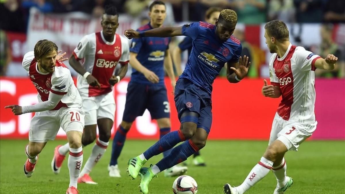 Pogba intenta superar a Veltman durante el primer tiempo de la final