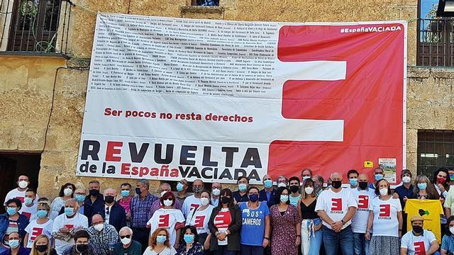 Algunos de los asistentes a la asamblea celebrada en Priego (Cuenca). |