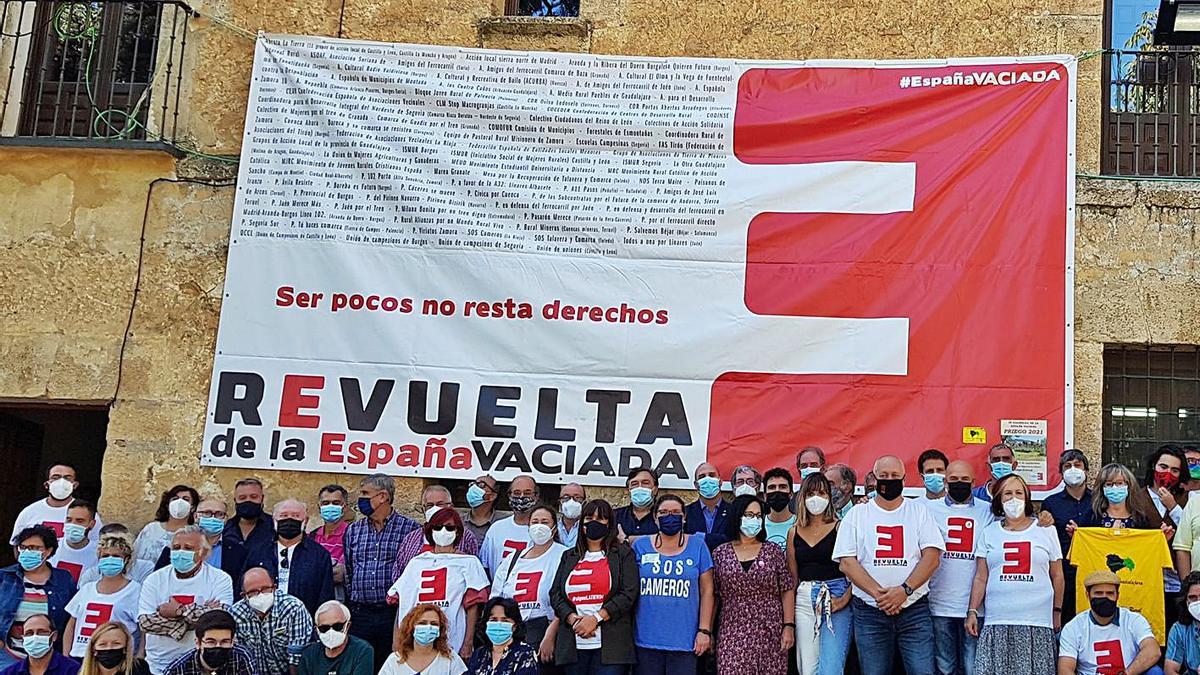 Algunos de los asistentes a la asamblea celebrada en Priego (Cuenca). |