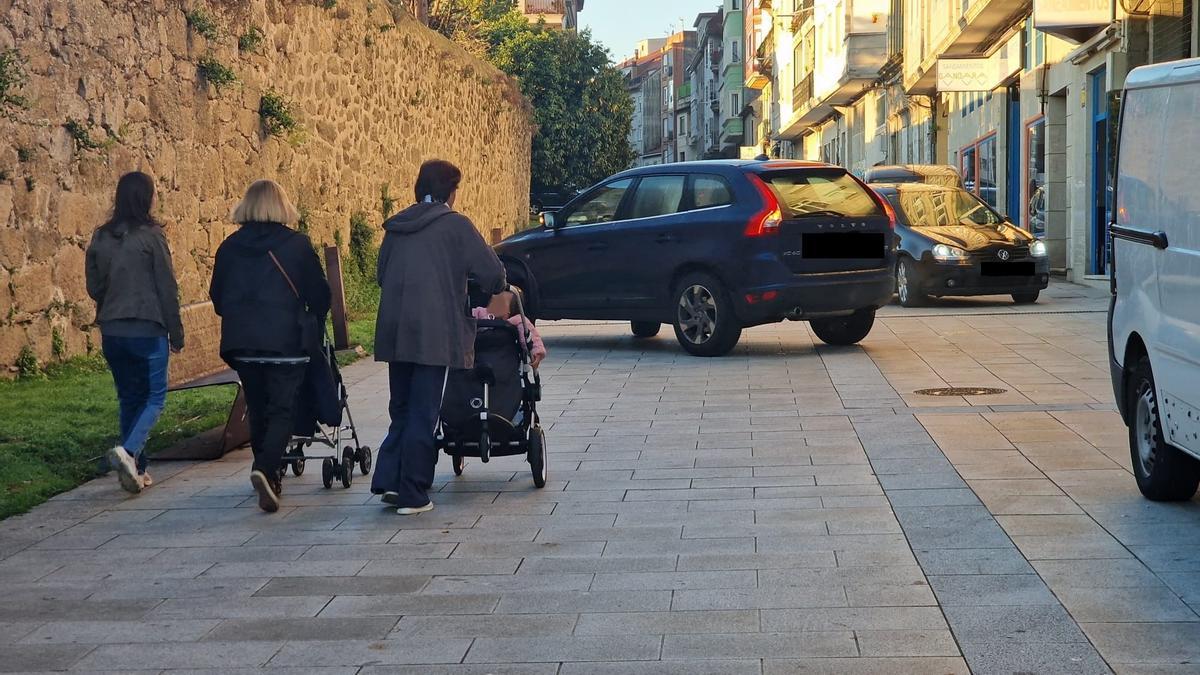 Vehículos en la zona peatonal, ayer.