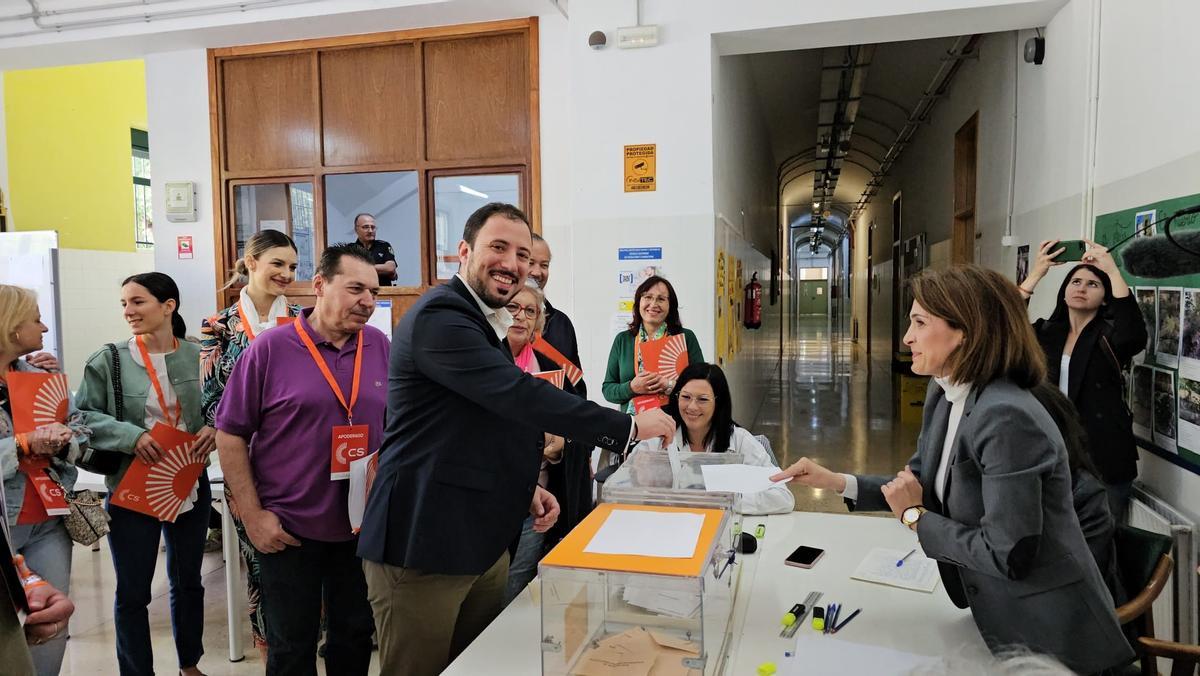 El candidato de Ciudadanos a la Alcaldía, Francisco Morales, votaba en la entrada del instituto de educación secundaria José Ibáñez Martín.