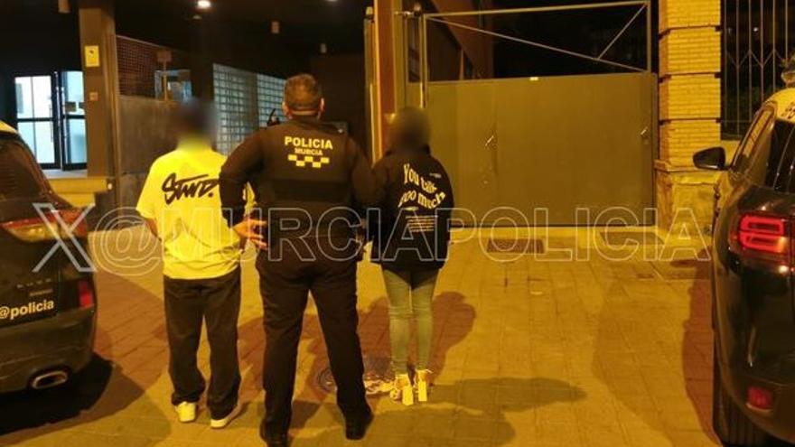 Descalzo y deambulando por el parking de Atalayas: así halló la Policía al niño de 2 años abandonado por sus padres en Murcia