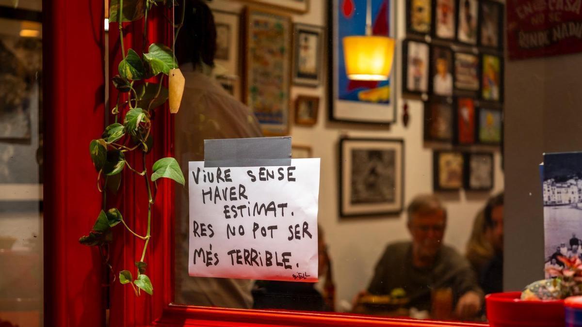 Una de les poesies repartides per locals i carrers de Cadaqués.