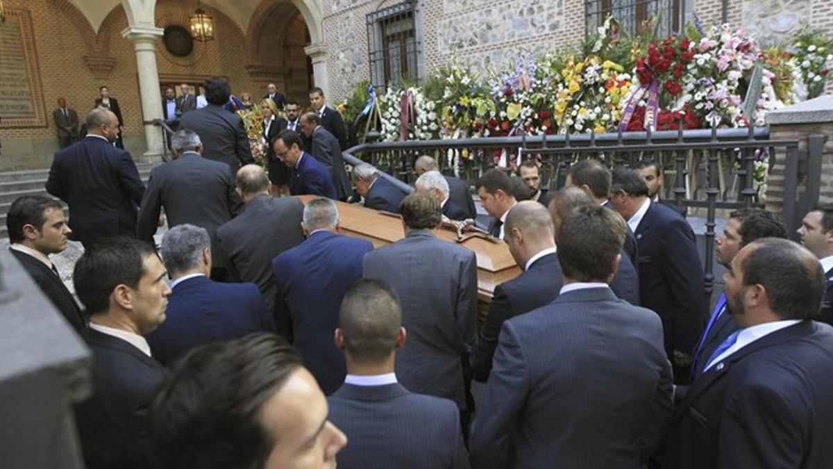 El féretro con los restos mortales de Isidoro Álvarez llega a la Real Iglesia Parroquial de San Ginés, en Madrid.