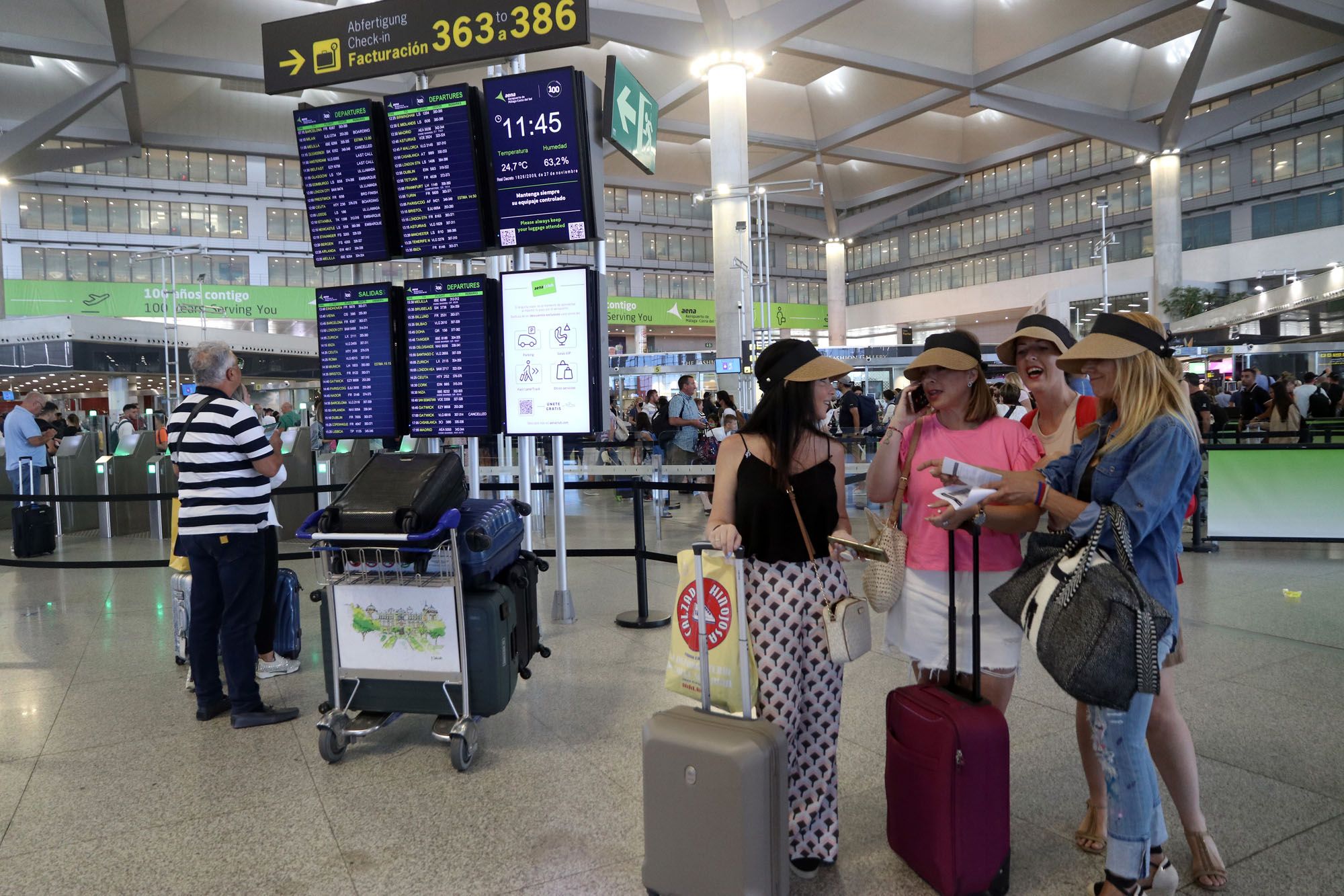 Comienzo de las vacaciones de verano en el aeropuerto de Málaga.