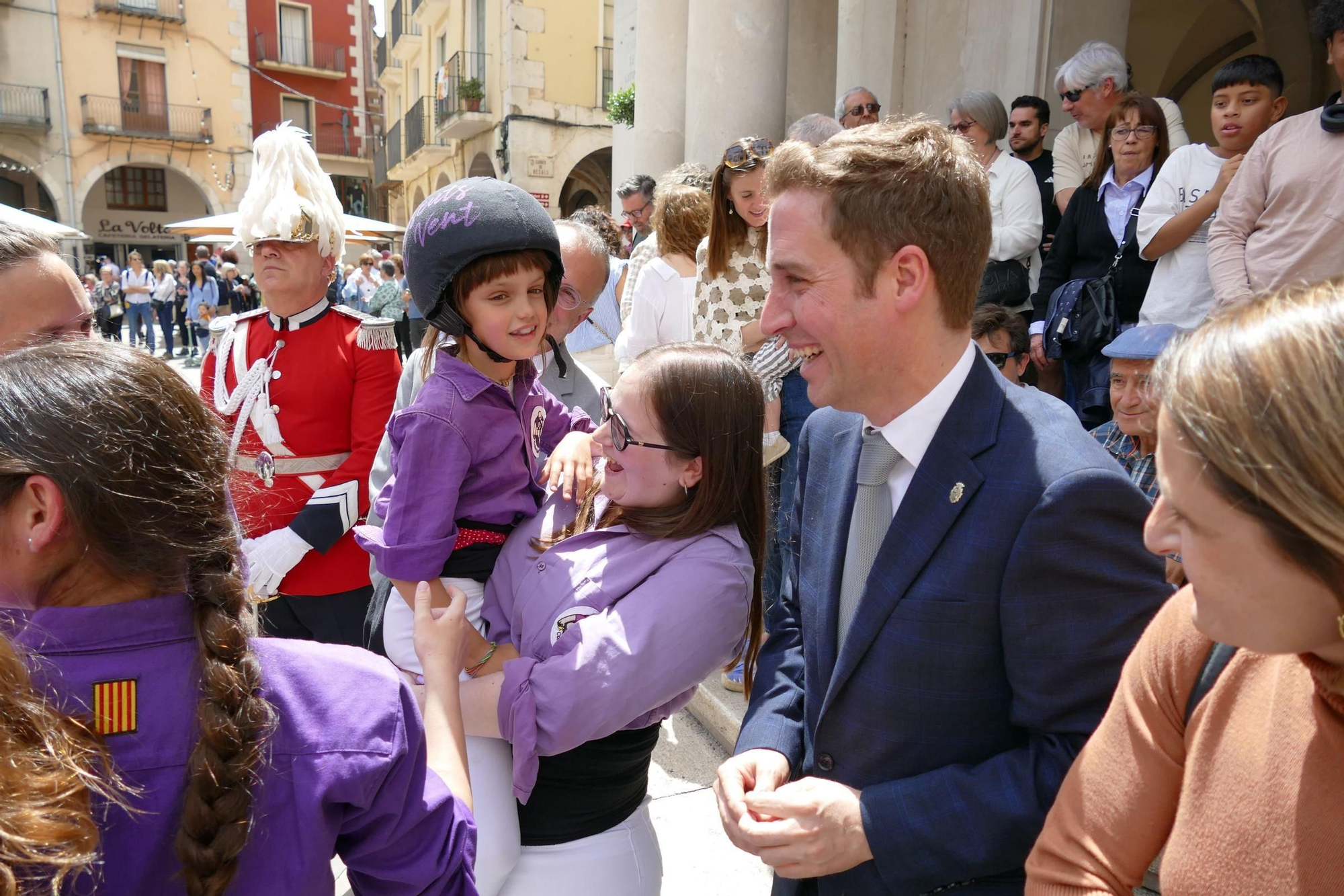El tradicional pilar caminant de la Colla Castellera de Figueres congrega centenars de persones