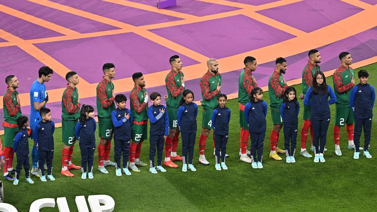 Los jugadores de Marruecos justo cuando suena el himno nacional de su país, este sábado, en el partido ante Croacia.