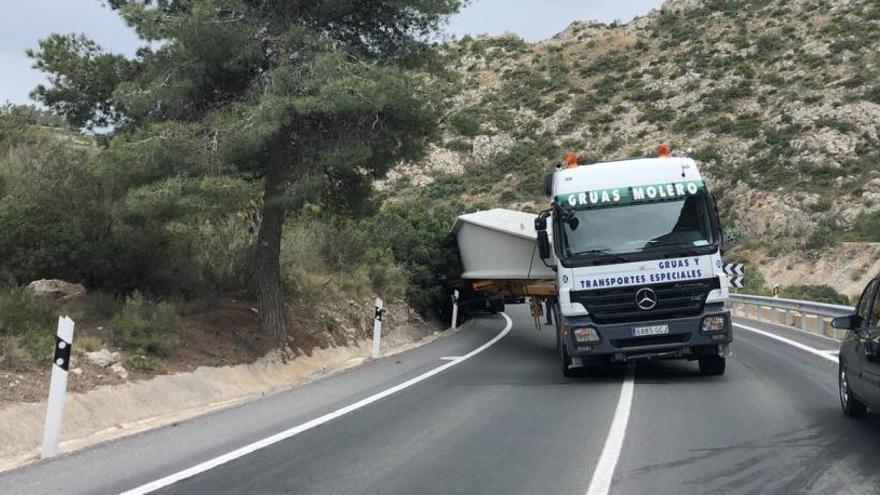 Un tráiler, atrapado en la Garganta de la N-332