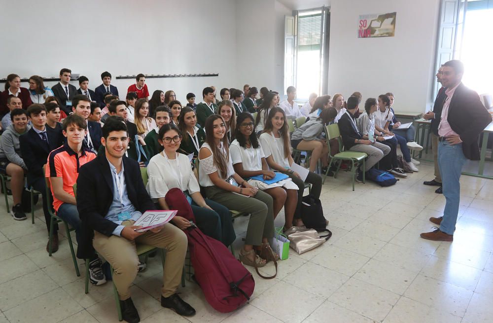 Las imágenes de la primera ronda del Torneo de Debate Escolar de Málaga, que cuenta con el respaldo de La Opinión de Málaga y la colaboración de la Obra Social de La Caixa
