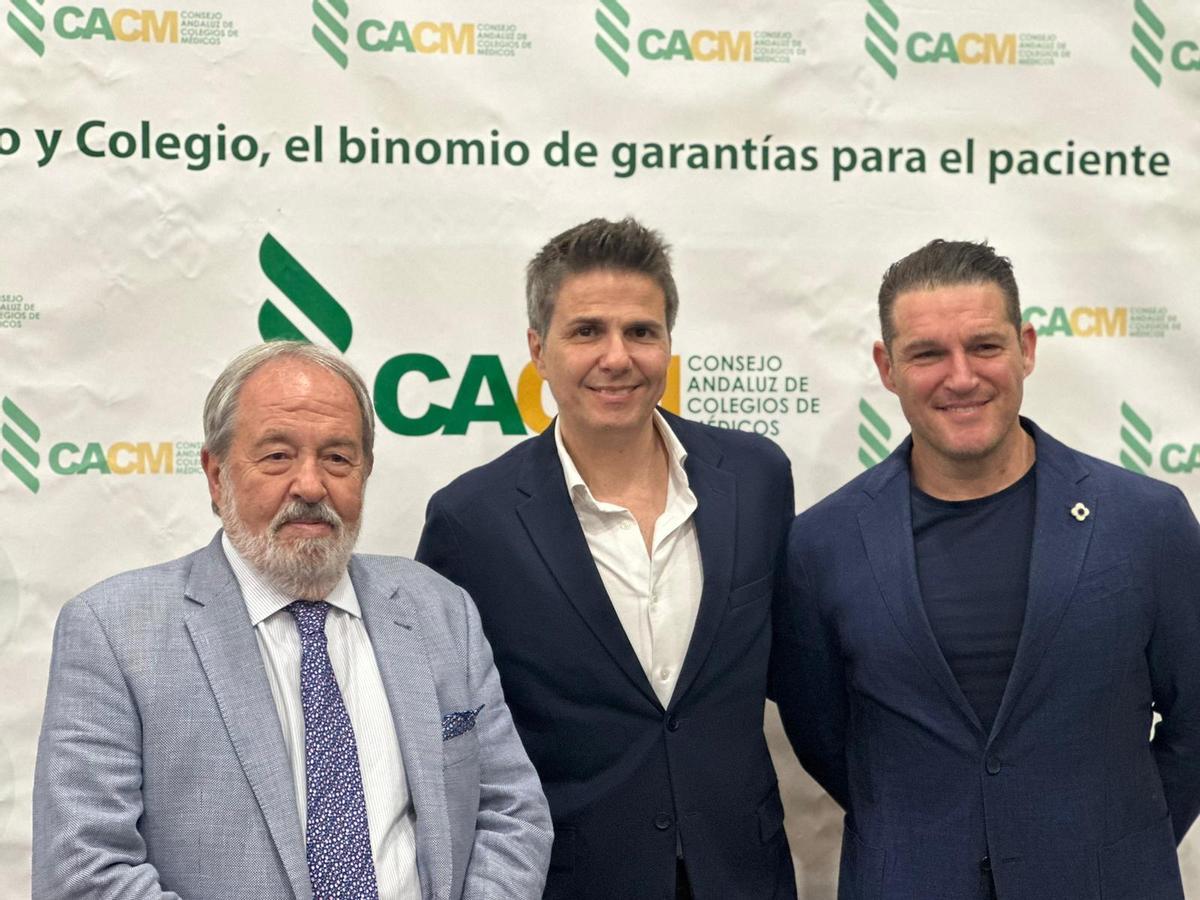 El presidente del CACM, Alfonso Carmona, el periodista Fernando Díaz de la Guardia y el cantante Manuel Tenorio, en la presentación de la campaña 'Tu salud, en las mejores manos: las de tus médicos'.