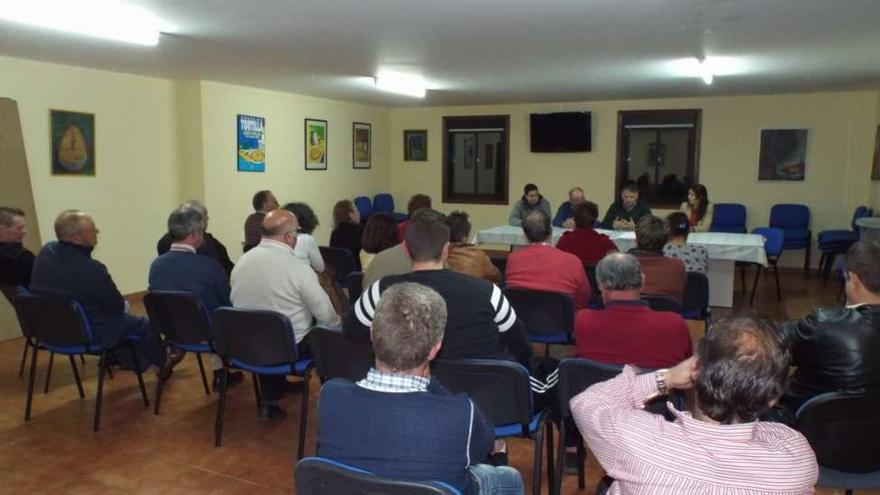 El alcalde, Manuel Cuiña, y los concejales Klaus Brey. Jesús Taboada y Ana Luisa González Costa, en el encuentro con los vecinos de Laro.