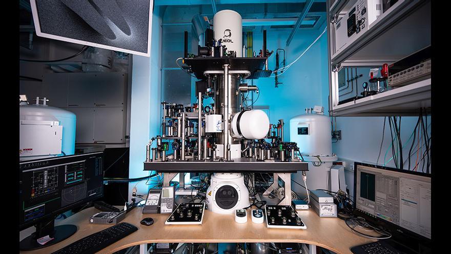 Instantánea del microscopio electrónico más rápido del mundo: logra por primera vez una resolución temporal en el rango de los attosegundos.