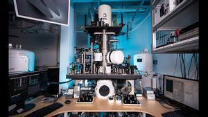 Instantánea del microscopio electrónico más rápido del mundo: logra por primera vez una resolución temporal en el rango de los attosegundos.