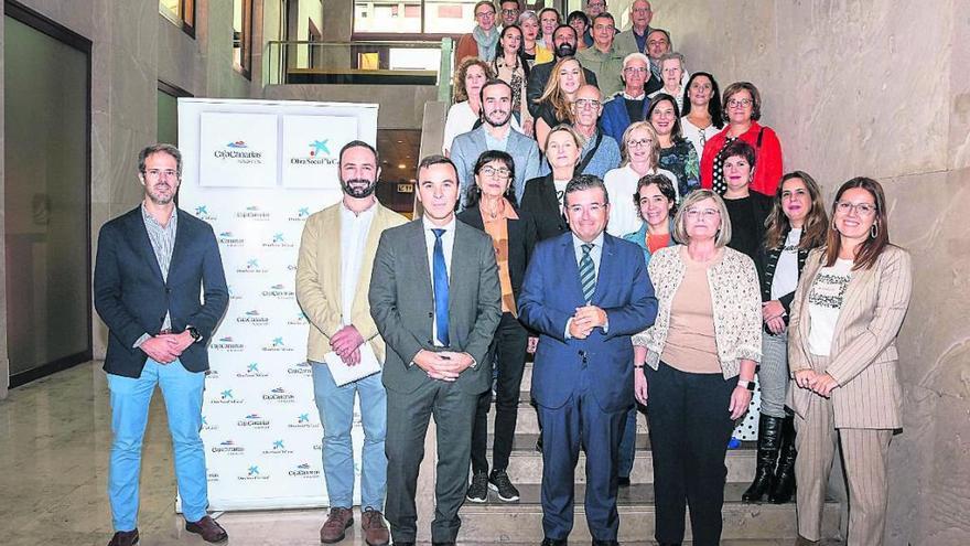 Foto de familia de los representantes de La Caixa, Fundación CajaCanarias y las entidades en la sede de Santa Cruz.