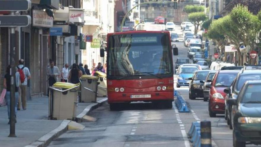 Autobús circulando por el carril bus en la calle Federico Tapia. / daniel yonte
