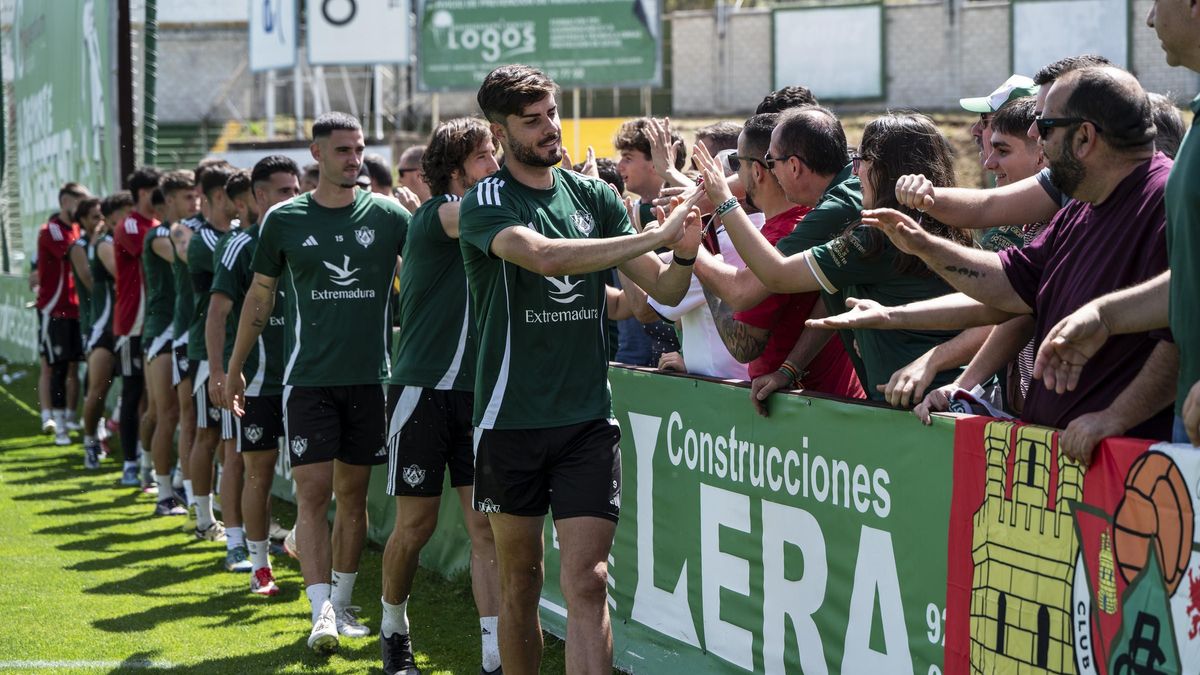 Los jugadores del Cacereño saludan a aficionados al final del entrenamiento matinal de este sábado, que fue abierto al público.