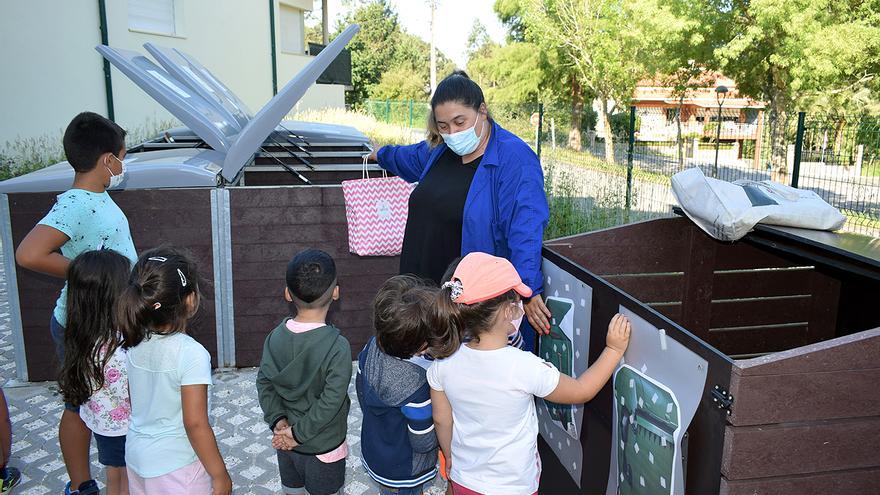 La visita de los niños de la escuela de verano a los composteros.