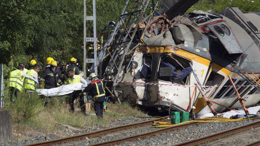 Traslado de uno de los fallecidos en el accidente del pasado viernes. // R. Grobas