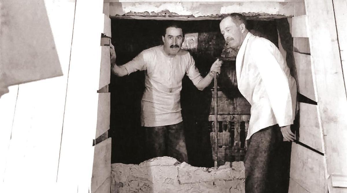 Howard Carter y su mecenas, lord Carnarvon, fotografiados por Henry Burton en 1922 durante la apertura de la tumba de Tutankamón.