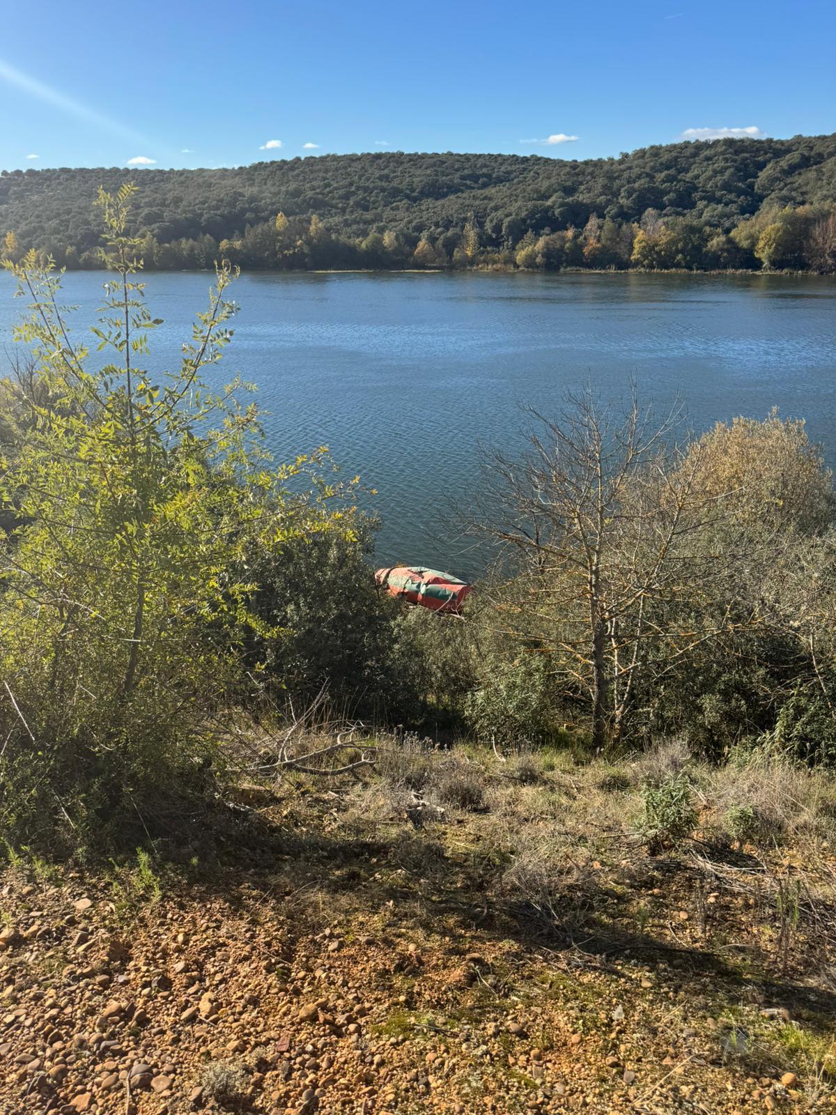 Cuba abandonada en la orilla del Esla tras el accidente mortal en agosto de 2024