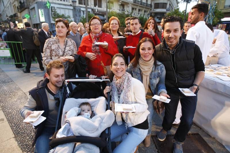 La degustación del pastel cordobés en Las Tendillas, en imágenes