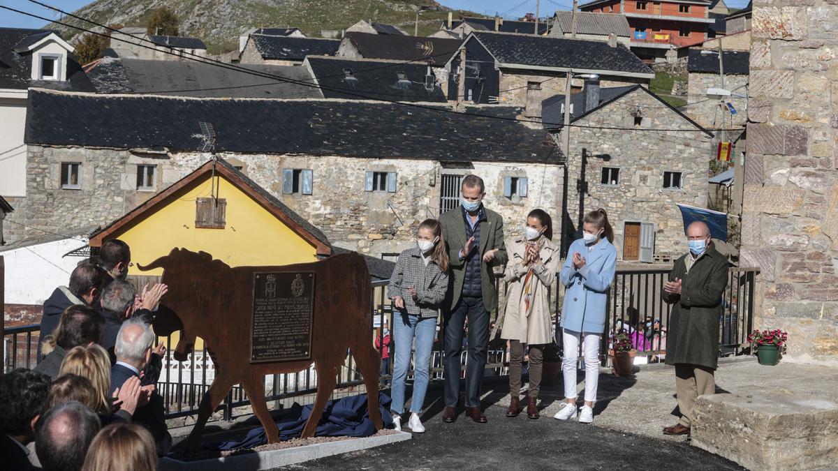 Pueblo Ejemplar 2021: La Familia Real visita Santa María del Puerto, en Somiedo