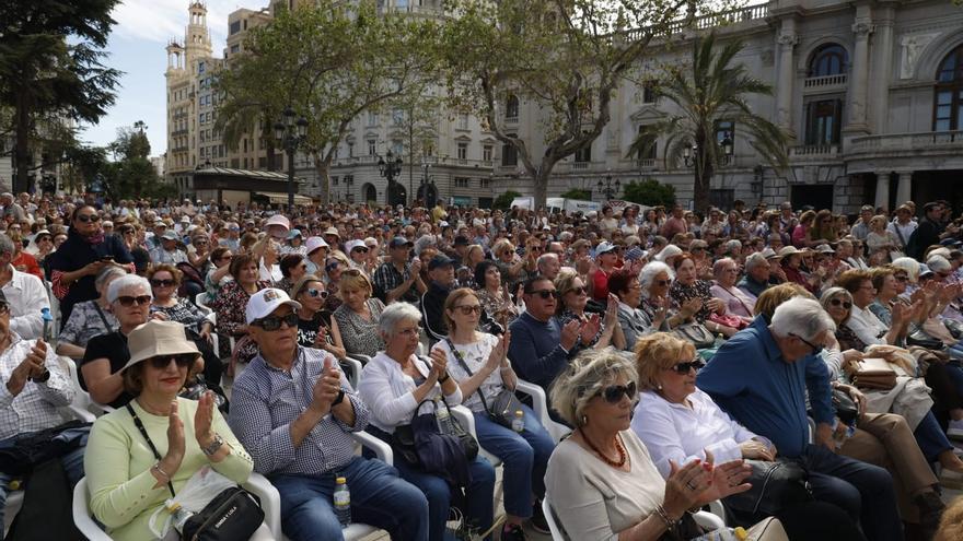 El homenaje a Nino Bravo reúne a más de 2.000 mayores en València