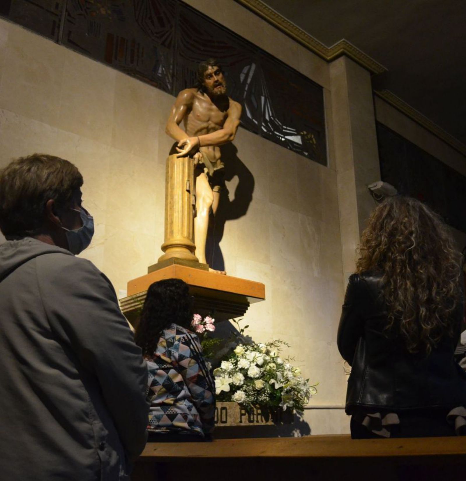 Oración frente al Flagelado, en la iglesia del Carmen. / E. P. 