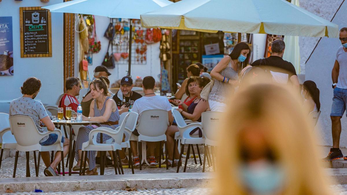 Imagen de una terraza en el centro de Guadalest