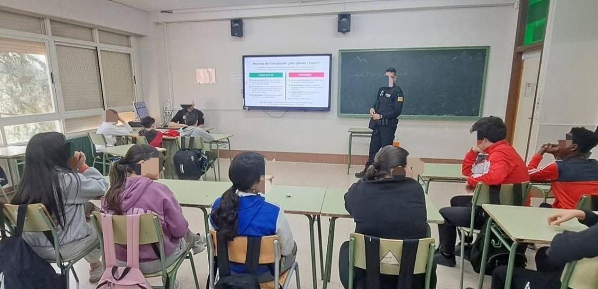 Los agentes de la Policía Local impartieron una charla para dar a conocer este programa.