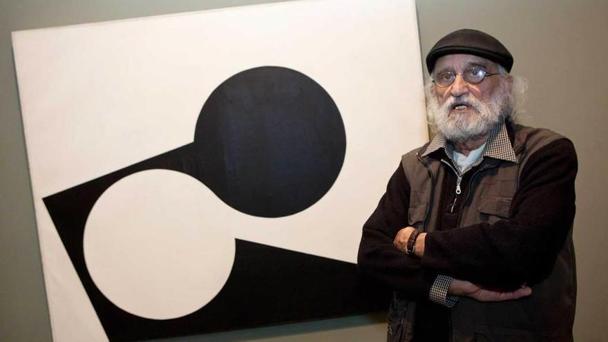 Manuel Calvo posa ante uno de sus cuadros, en una exposición en Gijón en el año 2015.