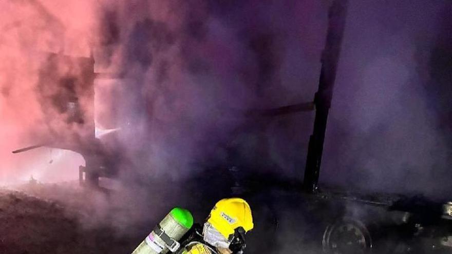 L'incendi d’un camió a l'Eix Transversal s'estén al marge a Arbúcies