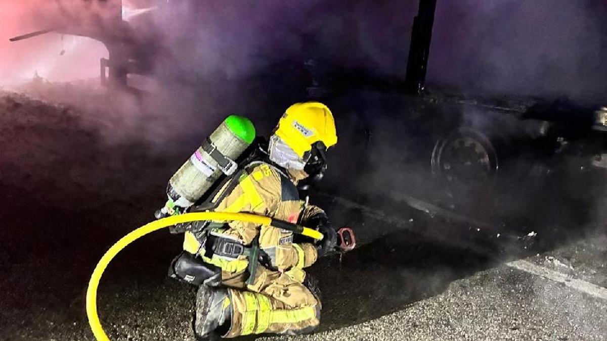 Un bomber treballant en l'incendi del camió a Arbúcies.