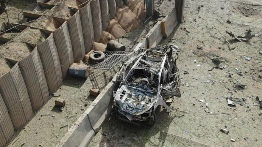 Restos de uno de los coches utilizados por los islamistas en su ataque a la base de Koulikoro, custodiada por soldados del Regimiento &quot;Príncipe&quot;.