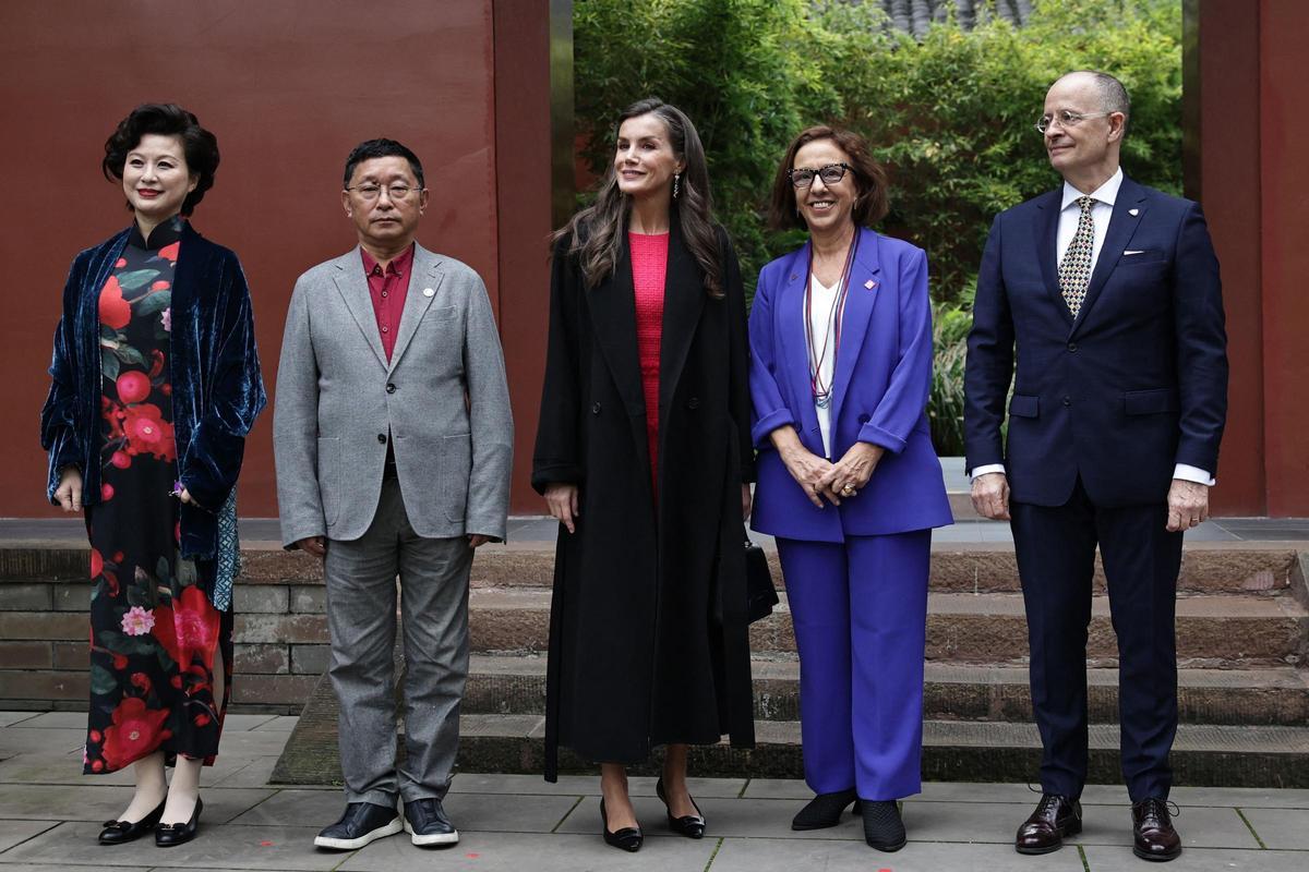 La reina Letizia rinde homenaje a Antonio Machado en el parque de una poeta en Chengdú