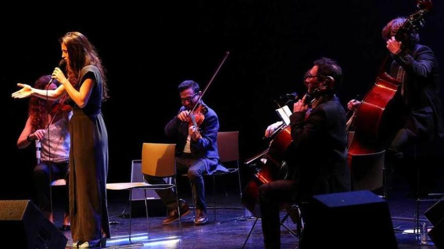 Sílvia Pérez Cruz, ayer, en el Centro Niemeyer, rodeada de su quinteto de cuerda.